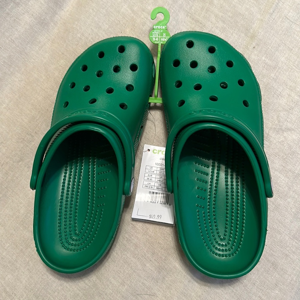 Women’s size 9 green crocs NWT